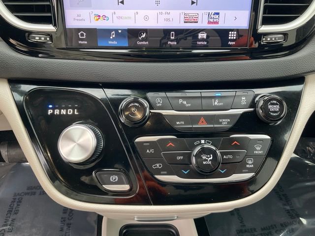 Used 2024 Chrysler Pacifica Touring-L image 17