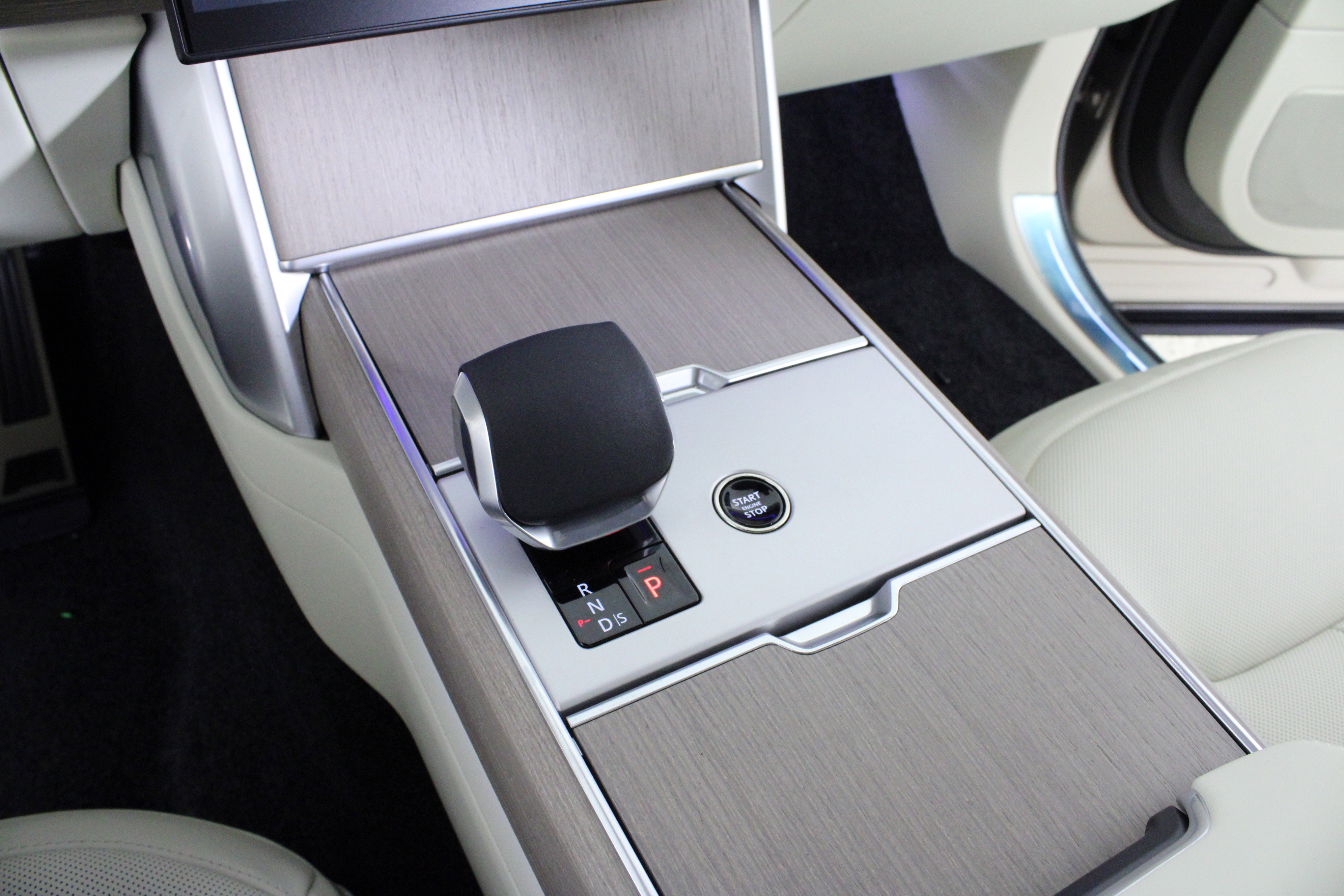 New 2026 Land Rover Range Rover Long Wheelbase SE image 22