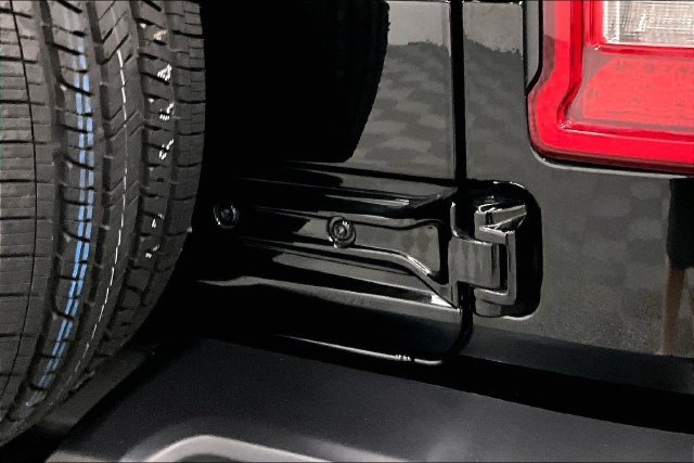 Used 2026 Jeep Wrangler Unlimited Sahara AWD/4WD image 9