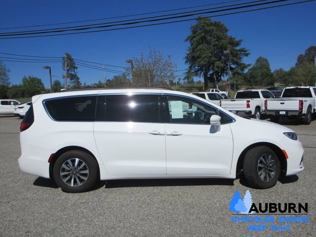Used 2022 Chrysler Pacifica Touring-L image 2