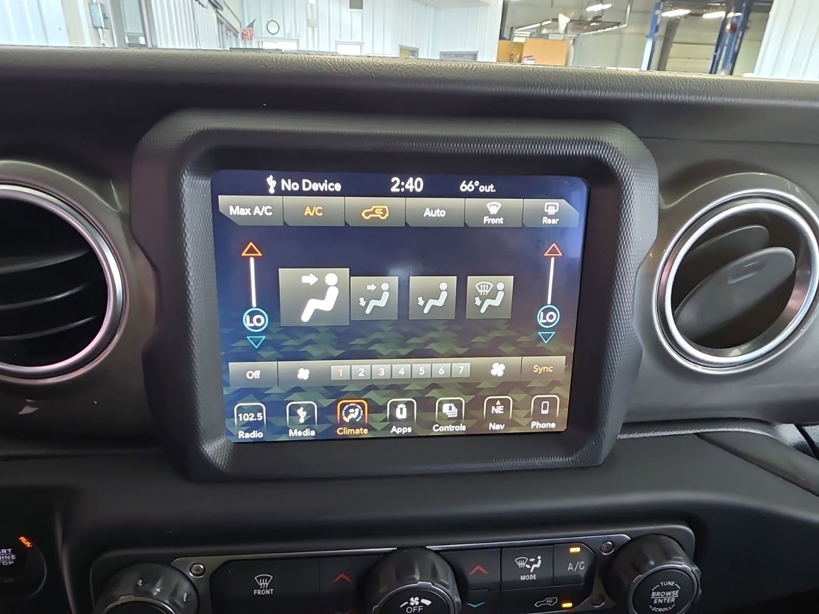Used 2019 Jeep Wrangler Unlimited Sahara w/ Uconnect 4C Nav & Sound Group AWD/4WD image 18