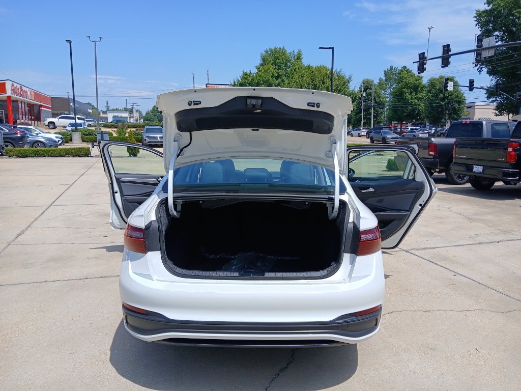 Certified 2025 Volkswagen Jetta SE w/ Sunroof Package FWD image 20