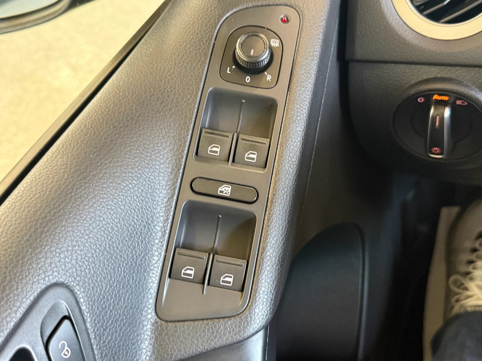 Used 2017 Volkswagen Tiguan S AWD/4WD image 25