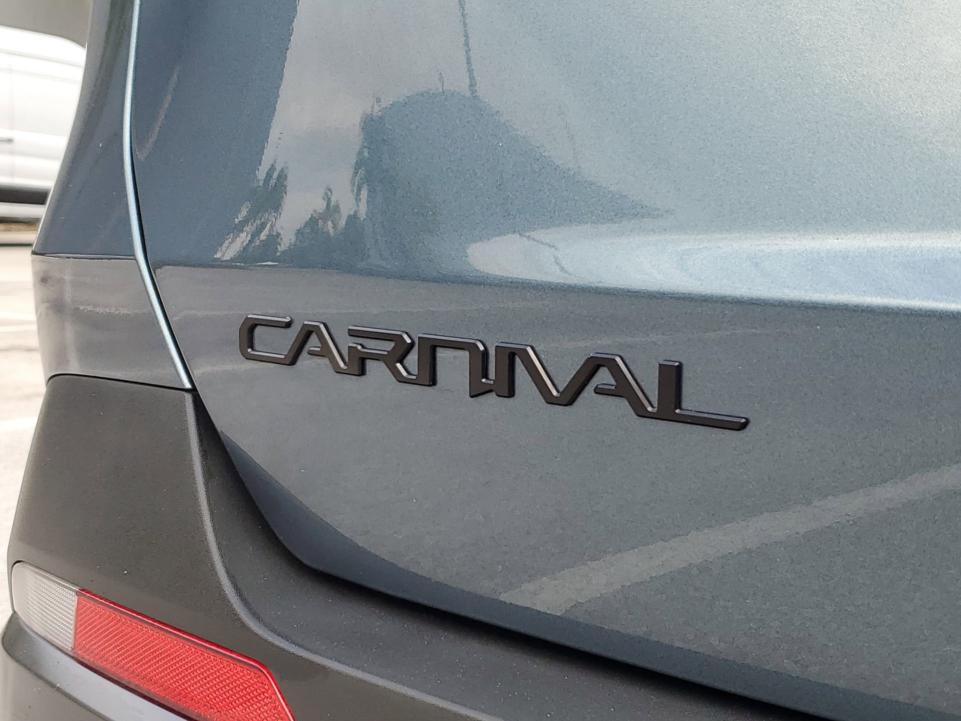 Used 2025 Kia Carnival SX w/ SX Dark Edition Package image 7