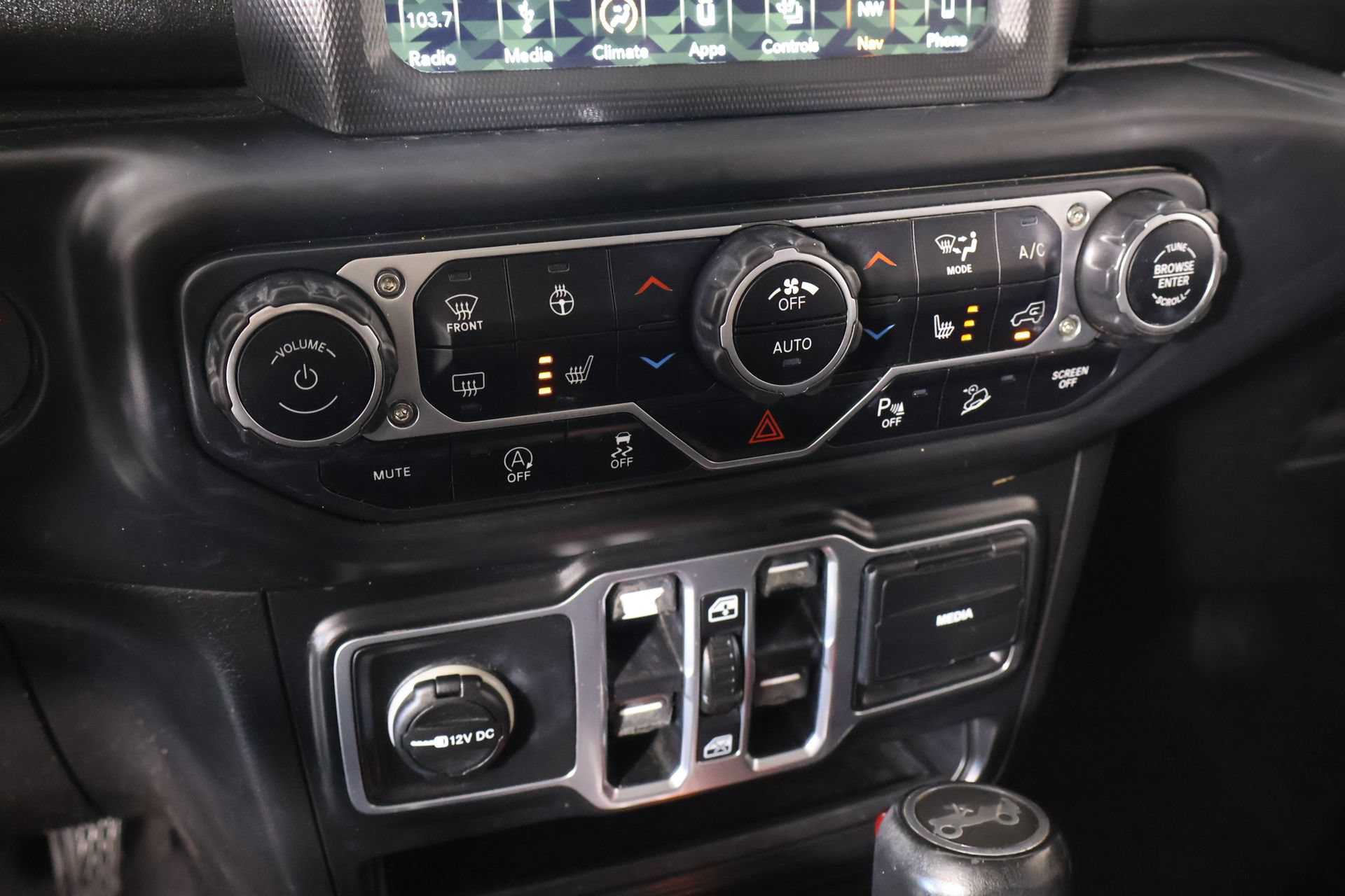 Used 2018 Jeep Wrangler Unlimited Sahara AWD/4WD image 8
