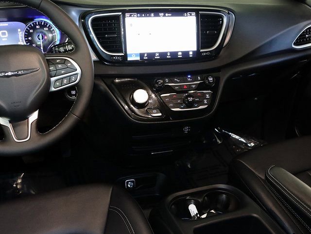 Used 2026 Chrysler Pacifica Select image 14