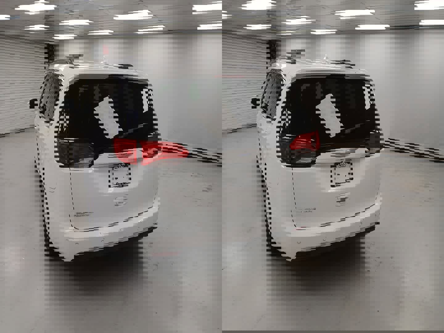 Used 2019 Chrysler Pacifica Touring Plus w/ Cold Weather Group image 4