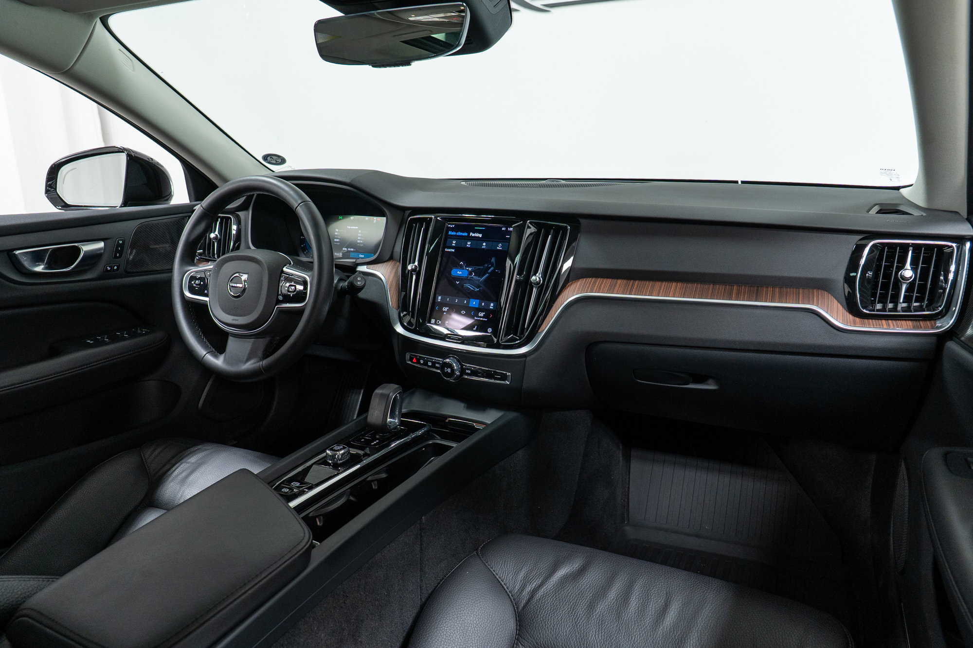 Used 2024 Volvo V60 B5 Cross Country Plus image 14