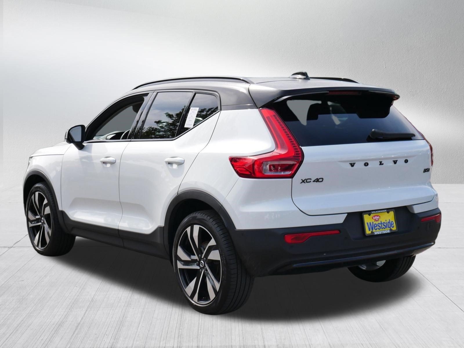 Used 2023 Volvo XC40 B5 Ultimate w/ Protection Package Premier AWD/4WD image 5