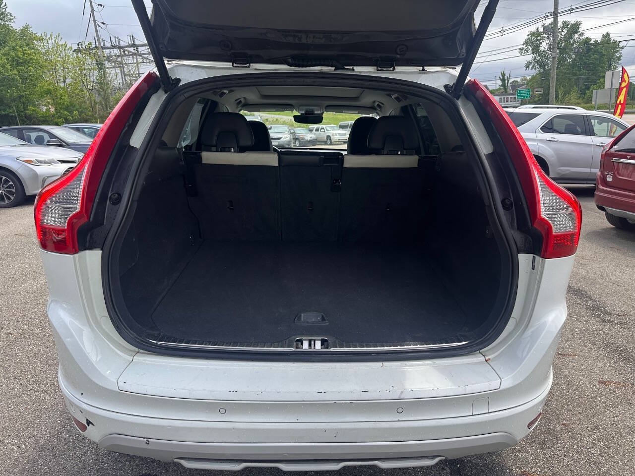 Used 2017 Volvo XC60 T6 Dynamic w/ Preferred Option Package AWD/4WD image 16