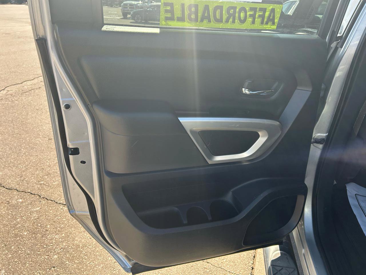 Used 2017 Nissan Titan SV image 17