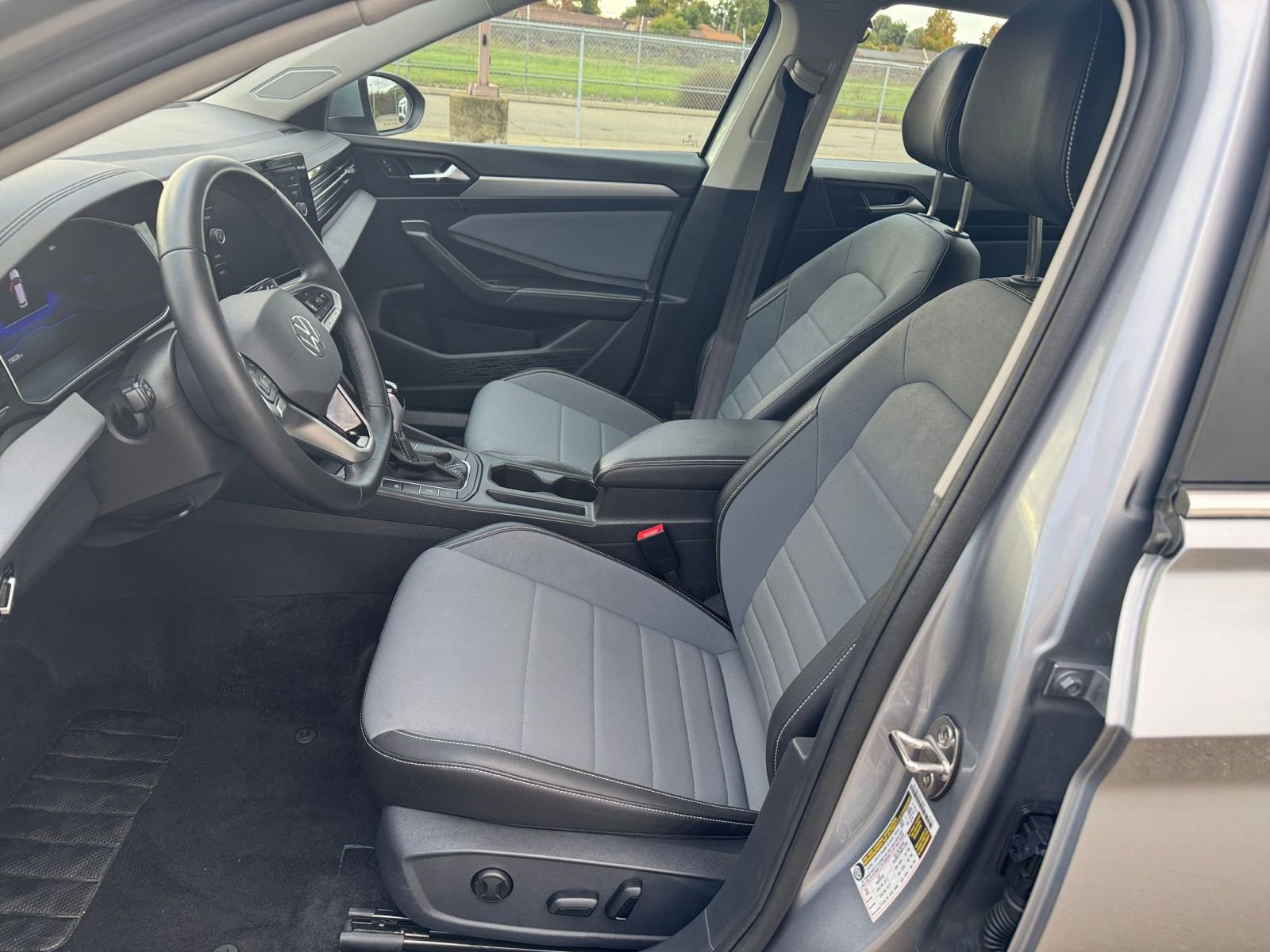 Used 2025 Volkswagen Jetta SE image 27