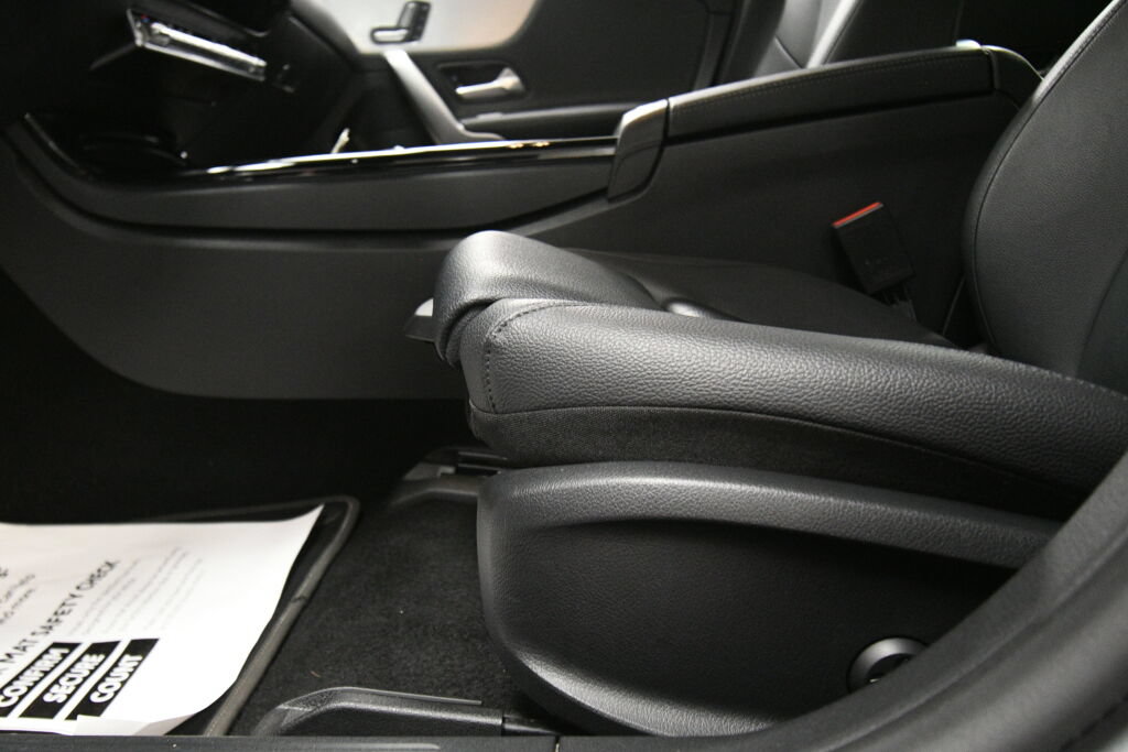 Used 2025 Mercedes-Benz CLA 250 4MATIC image 11