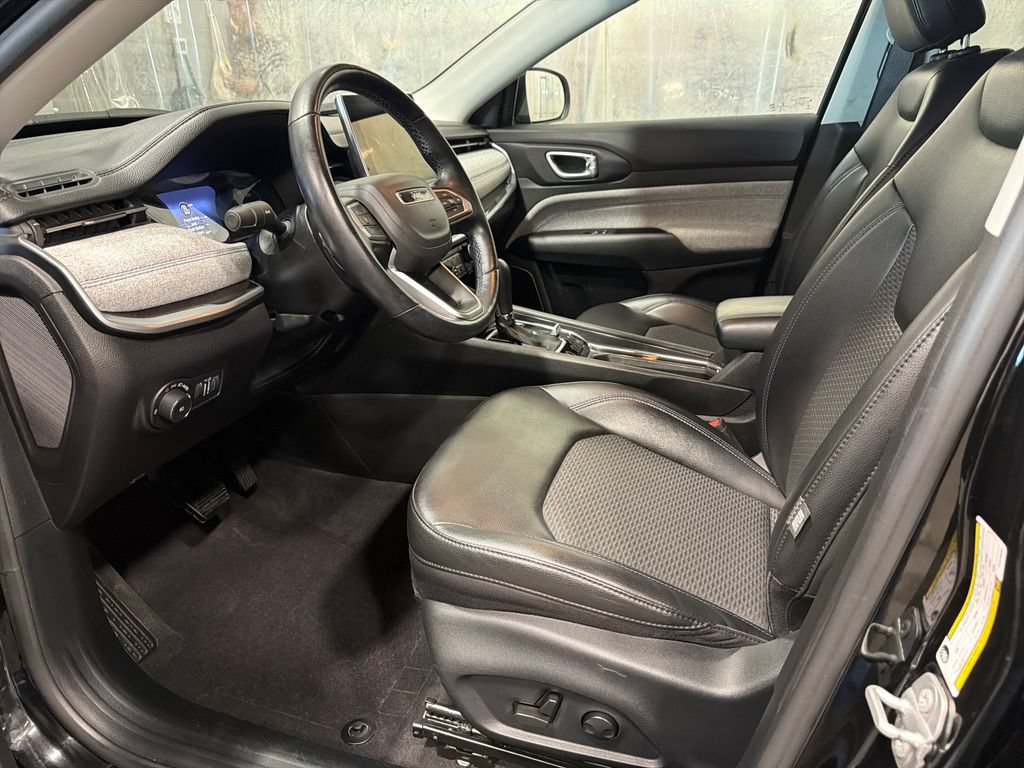 Used 2022 Jeep Compass Latitude w/ Convenience Group AWD/4WD image 3