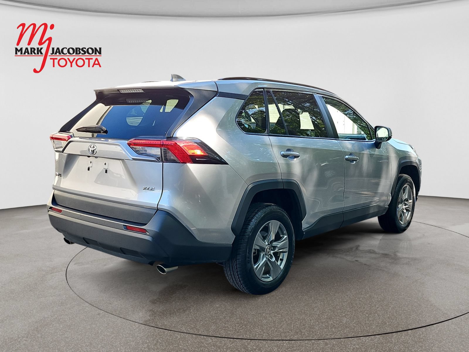 Used 2024 Toyota RAV4 XLE FWD image 9
