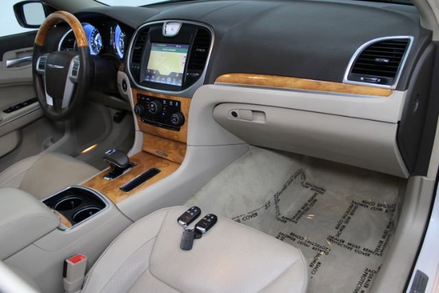 Used 2014 Chrysler 300 C w/ Light Group image 31