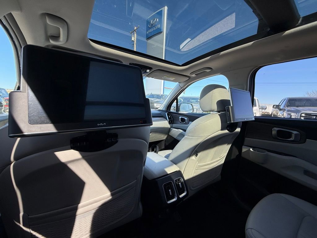 Used 2022 Kia Sorento EX w/ Panoramic Sunroof Package image 26