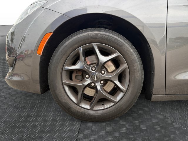 Used 2018 Chrysler Pacifica Touring-L Plus FWD image 13