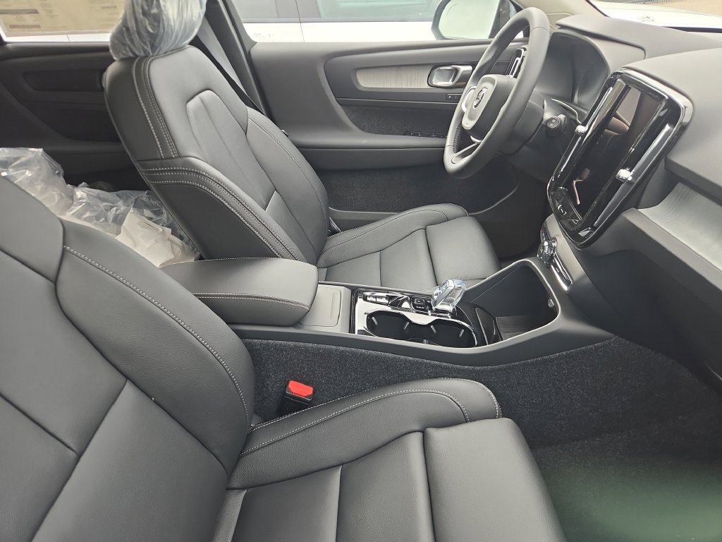 New 2026 Volvo XC40 B5 Plus w/ Protection Package Premier AWD/4WD image 2