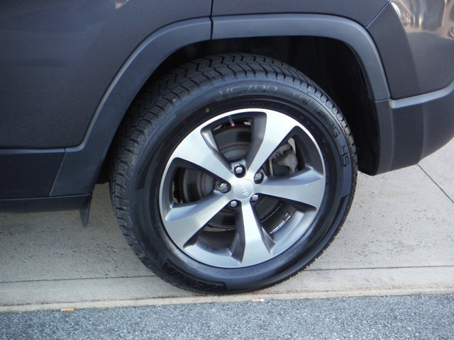 Certified 2022 Jeep Cherokee Limited AWD/4WD image 7