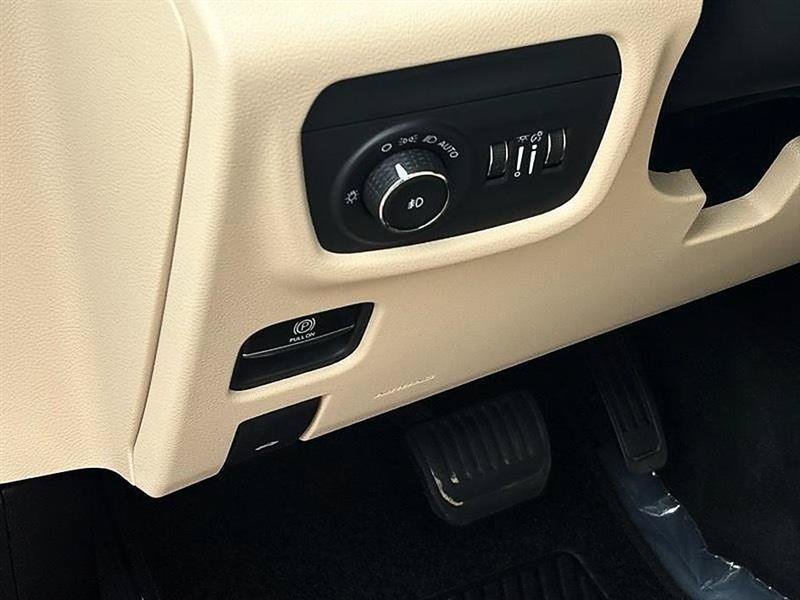 Used 2024 Jeep Grand Cherokee L Limited w/ Black Appearance Package AWD/4WD image 18