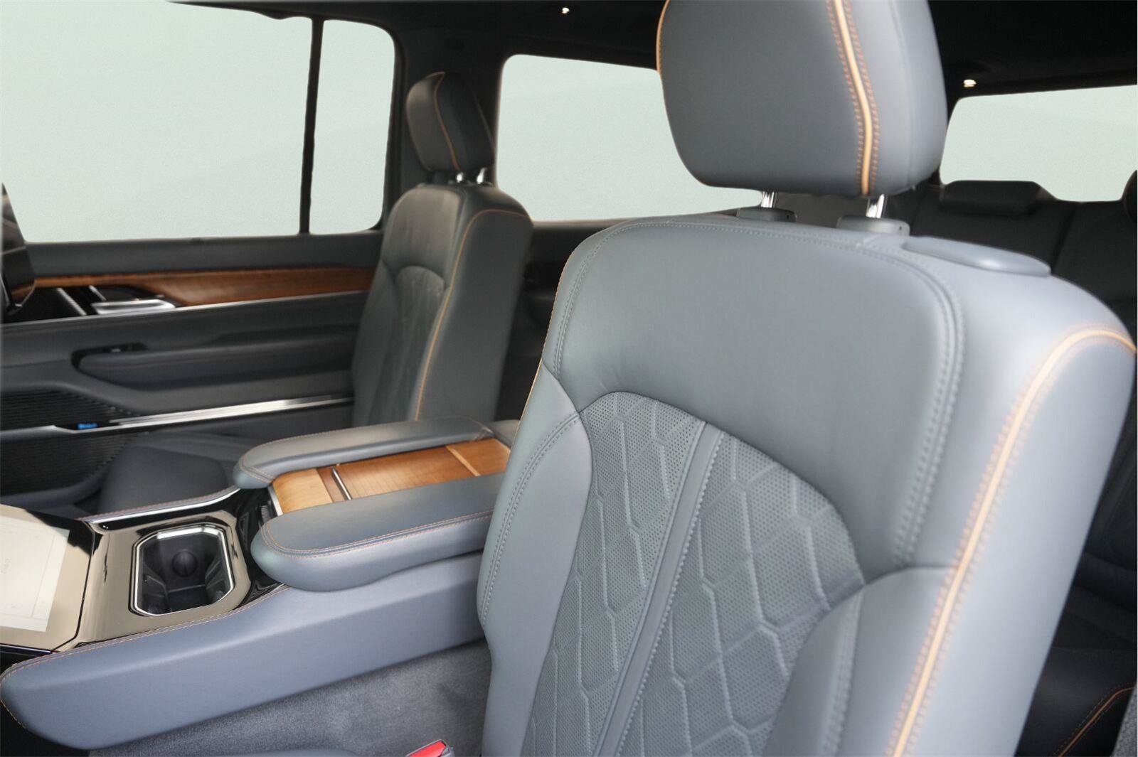 Used 2022 Jeep Grand Wagoneer Series III w/ Rear Seat Video Group 1 AWD/4WD image 14