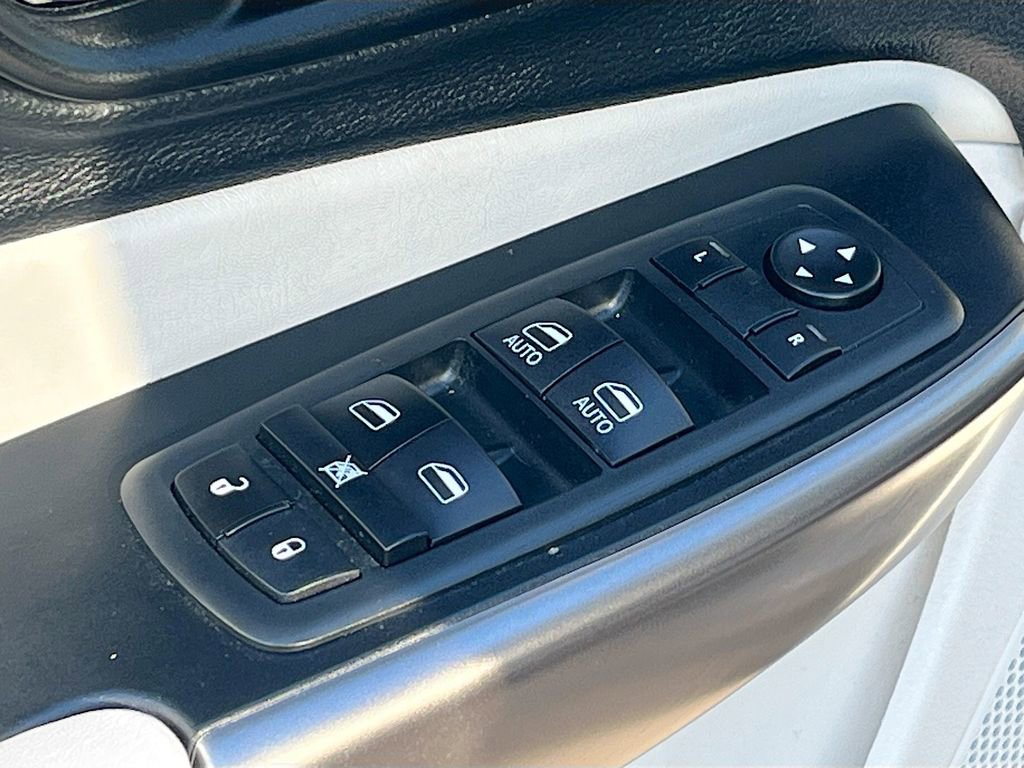 Used 2021 Jeep Cherokee Latitude Plus FWD image 17