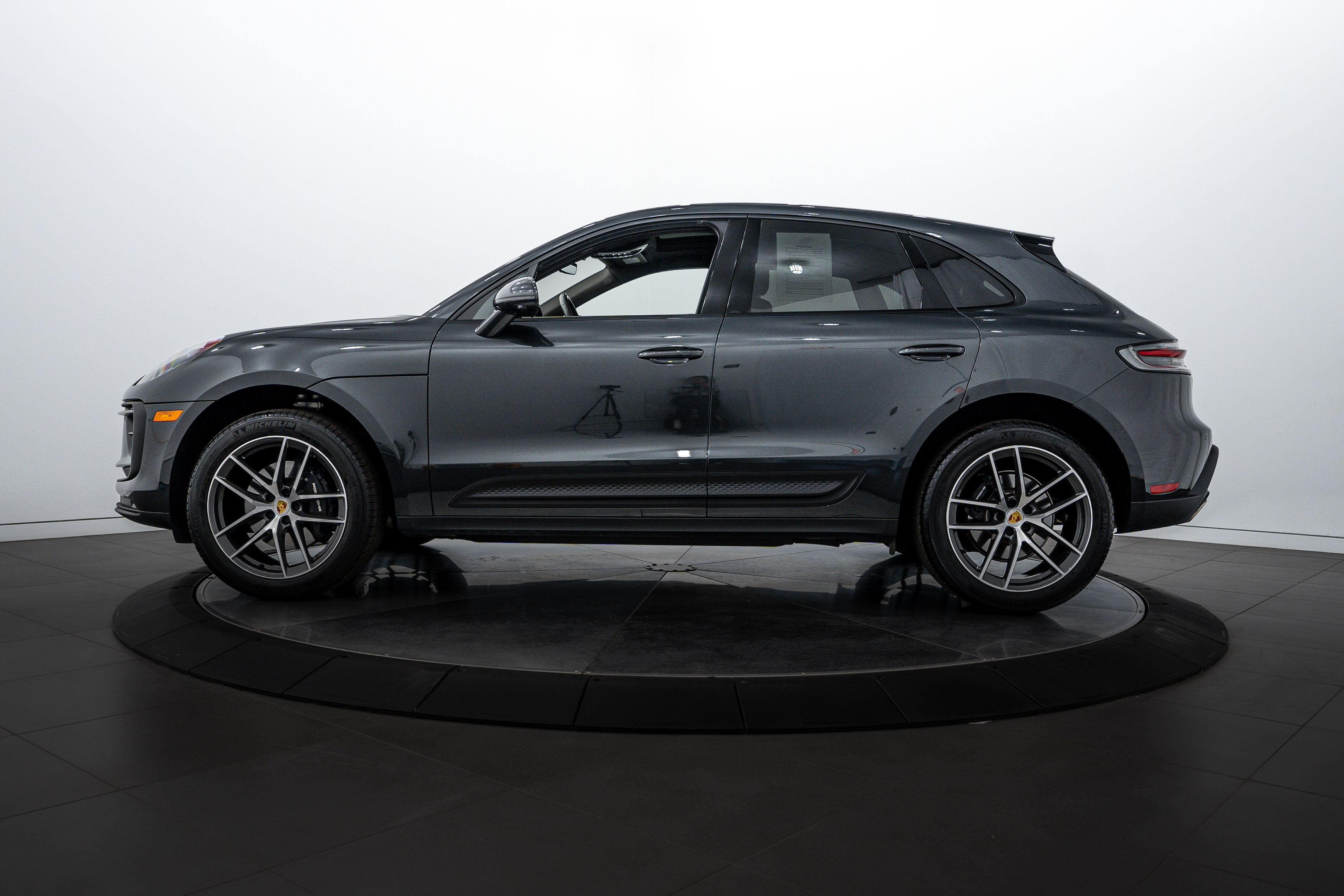 Certified 2025 Porsche Macan image 2