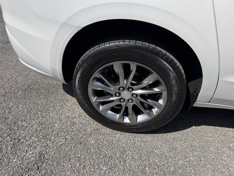 Used 2022 Buick Enclave Avenir w/ Avenir Technology Package AWD/4WD image 11