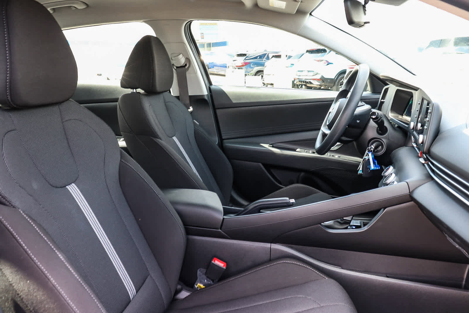 Used 2025 Hyundai Elantra SE w/ Cargo Package image 23