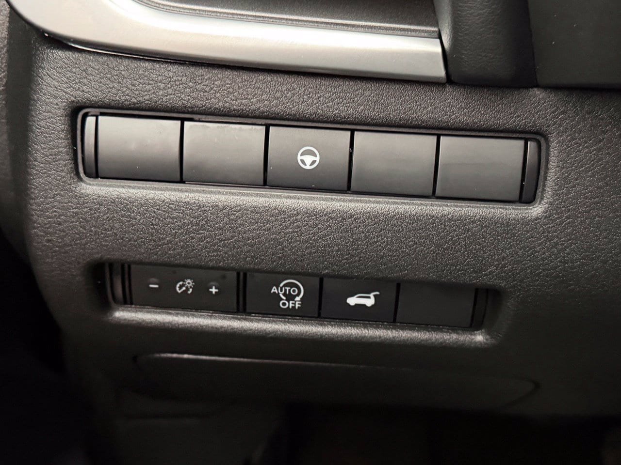 Certified 2025 Nissan Rogue SV FWD image 18