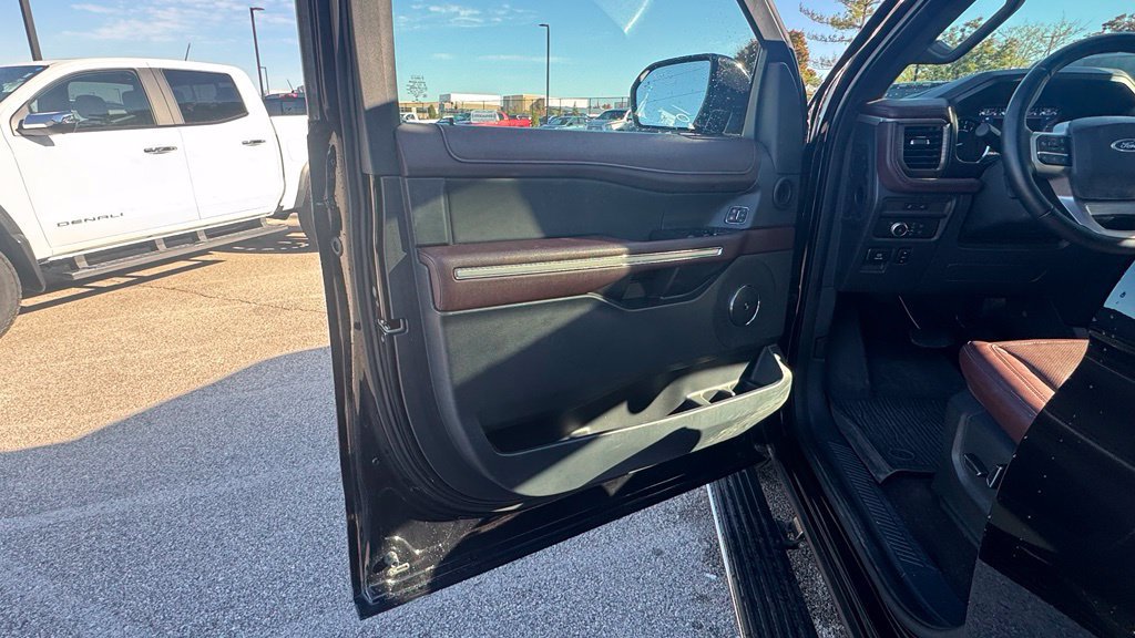 Used 2022 Ford Expedition Limited AWD/4WD image 25