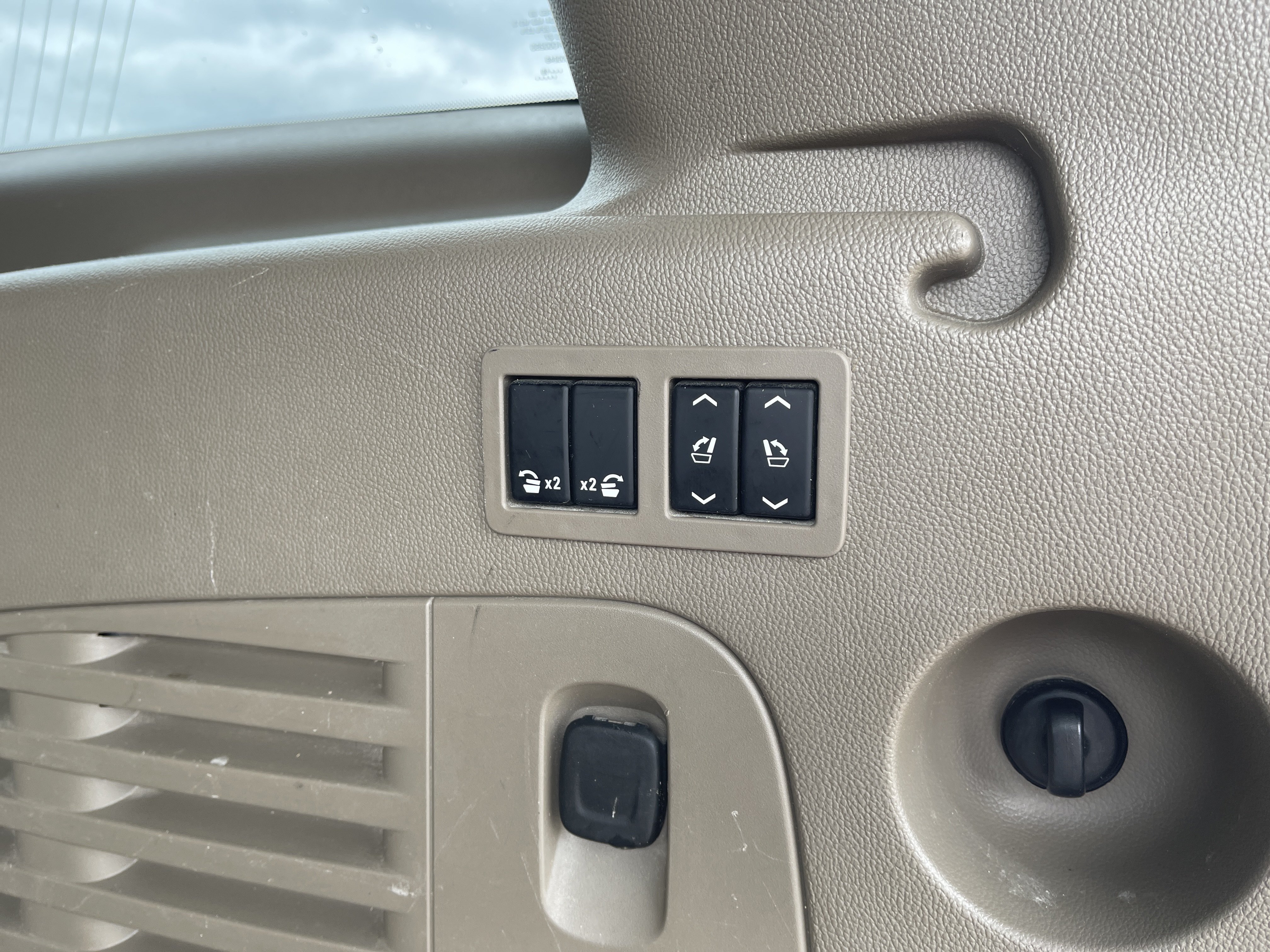 Used 2019 Chevrolet Suburban LT w/ LT Signature Package RWD image 14