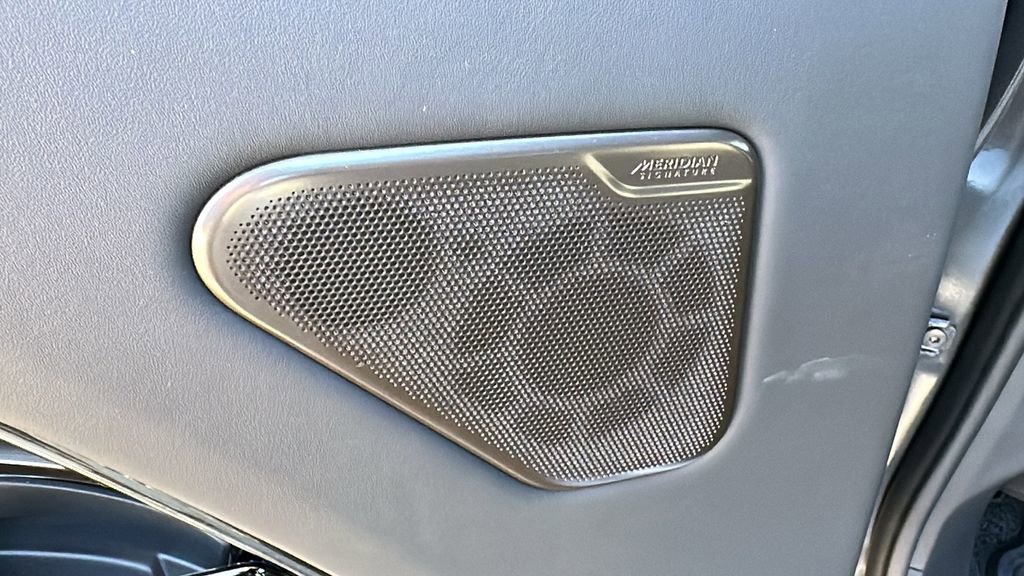 New 2025 Land Rover Range Rover SV image 32