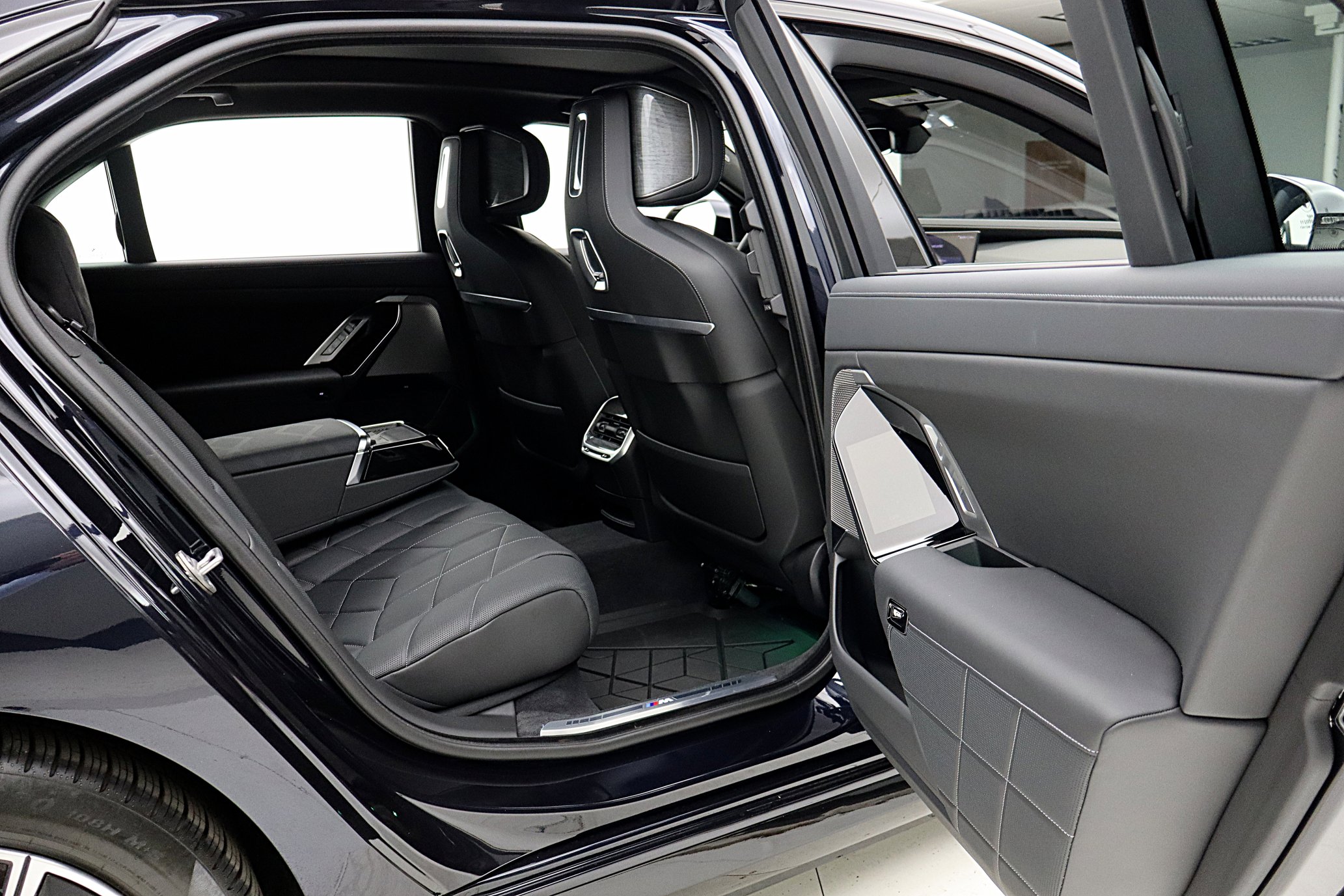 Used 2023 BMW i7 xDrive60 image 36