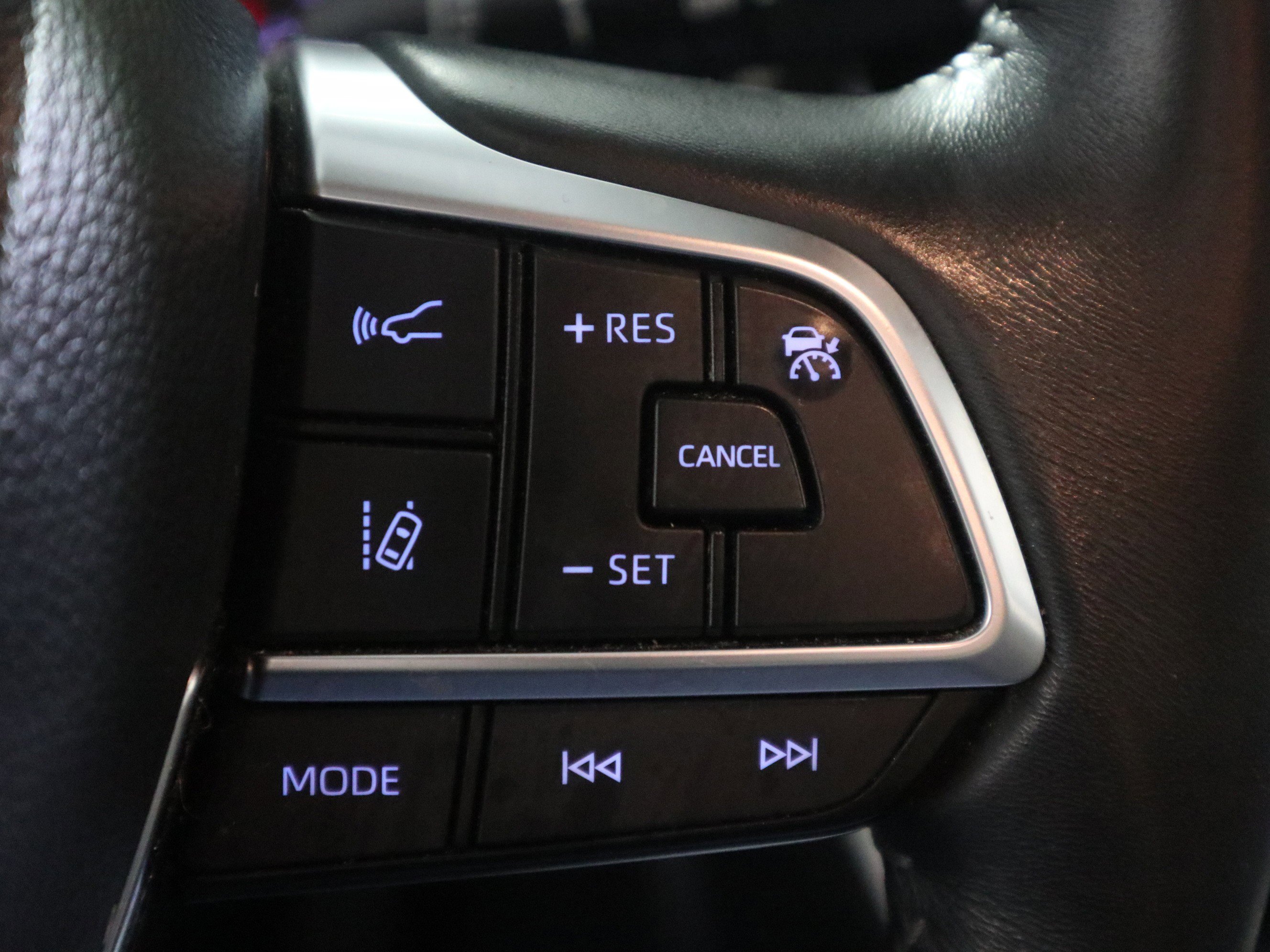 Used 2020 Toyota Highlander LE image 30