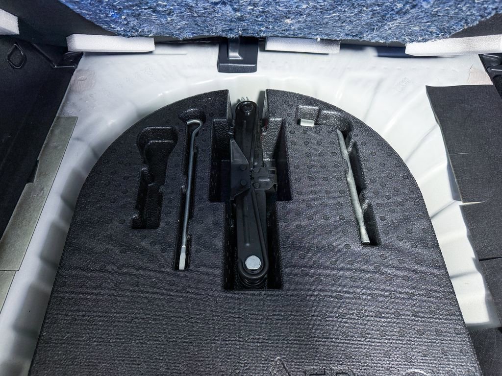 Used 2018 Nissan Kicks SR image 36