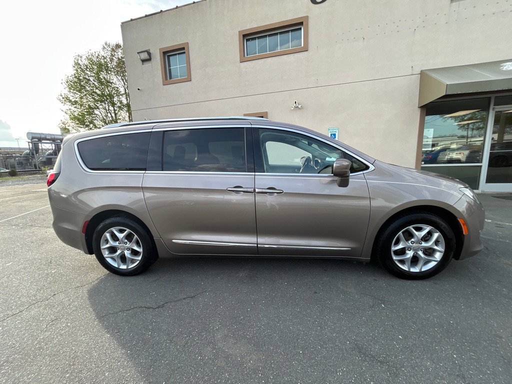 Used 2017 Chrysler Pacifica Touring-L Plus w/ Tire & Wheel Group FWD image 4