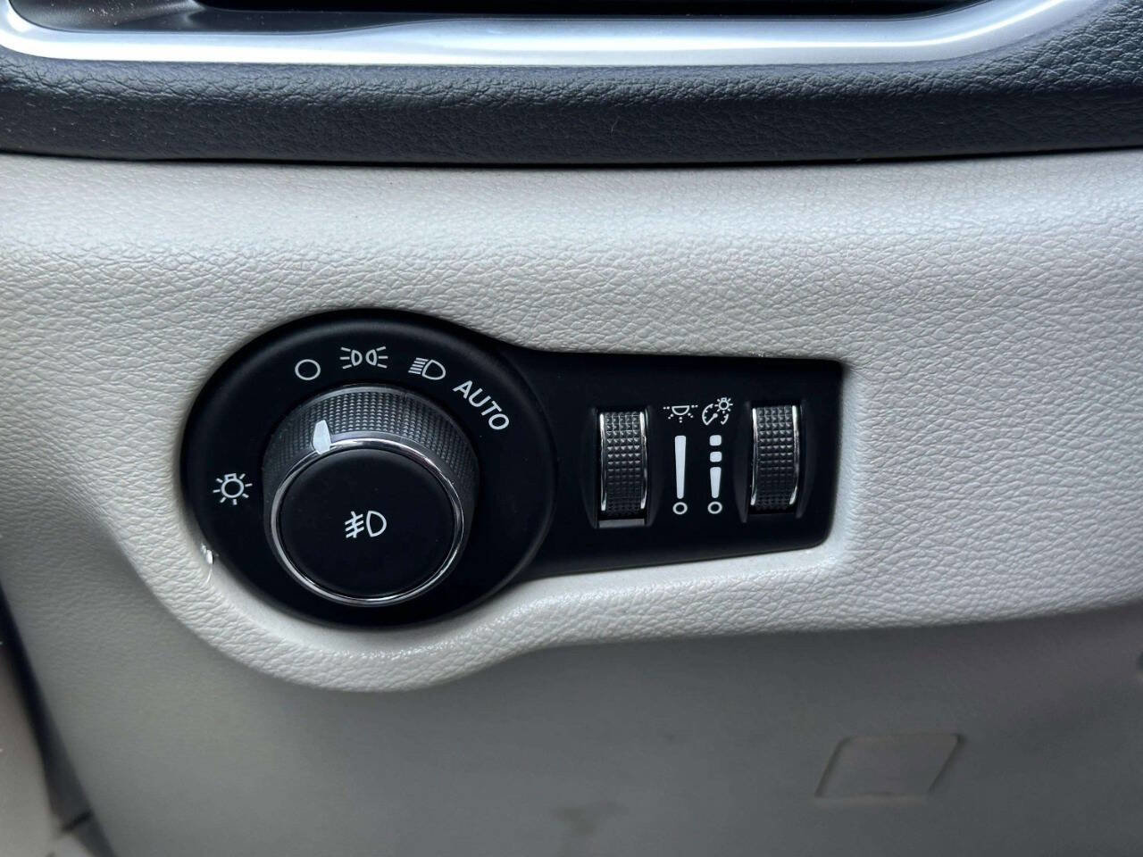 Used 2017 Chrysler Pacifica Limited w/ UConnect Theater Package image 30