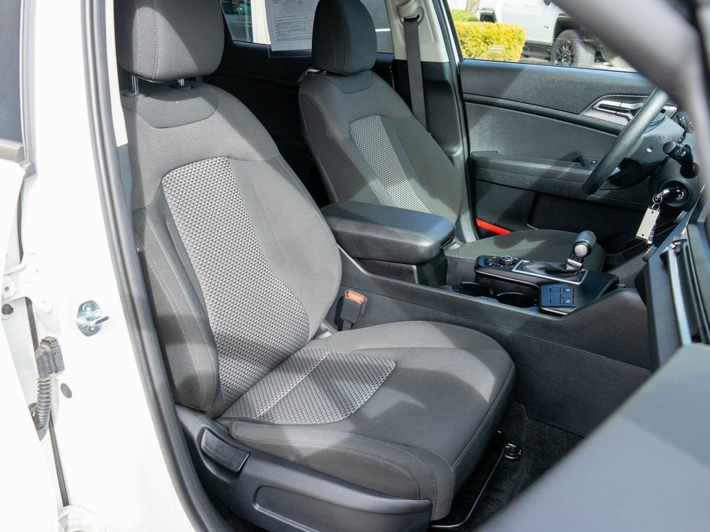 Certified 2025 Kia Sportage LX image 9