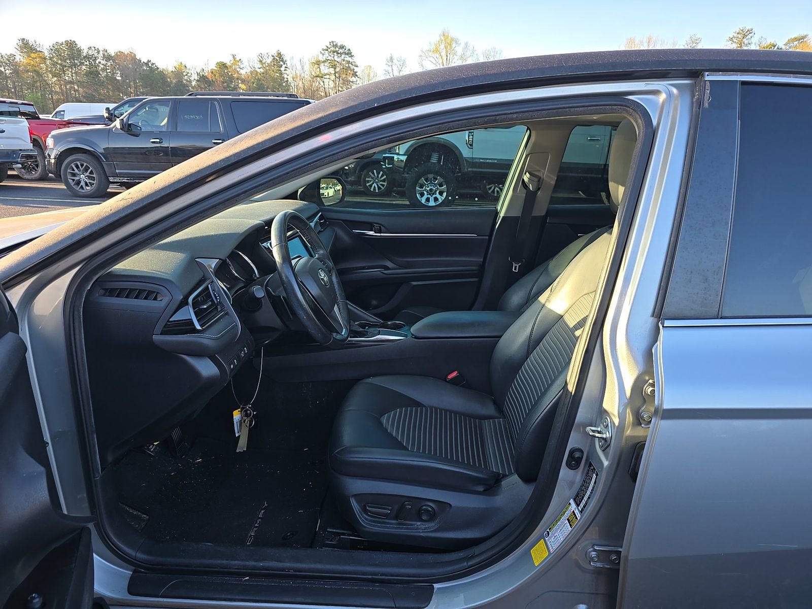 Used 2020 Toyota Camry SE w/ Convenience Package image 14