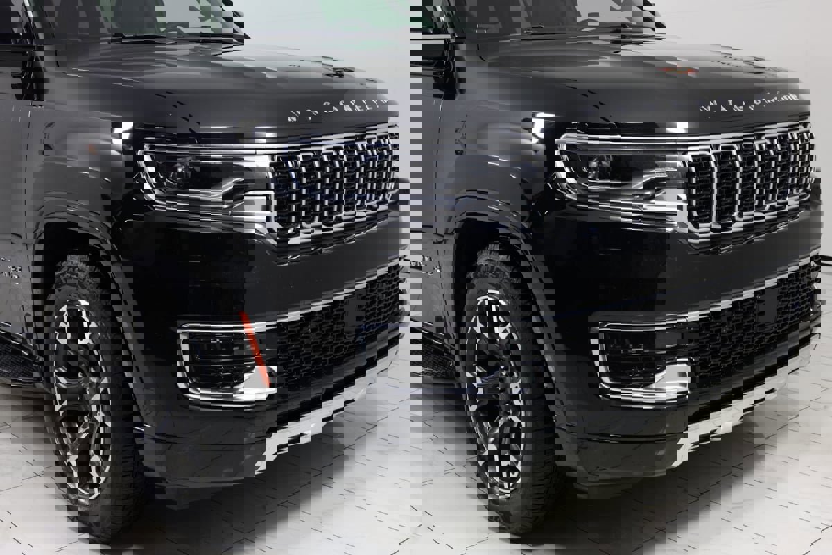 Used 2024 Jeep Wagoneer L Series III w/ Flexible Seating Group image 38