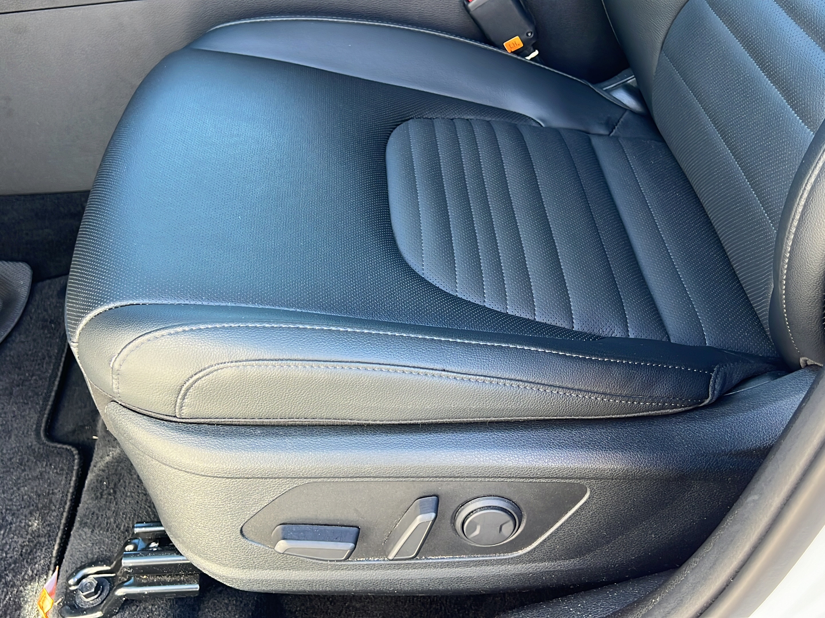 Certified 2025 Kia Sportage SX FWD image 17