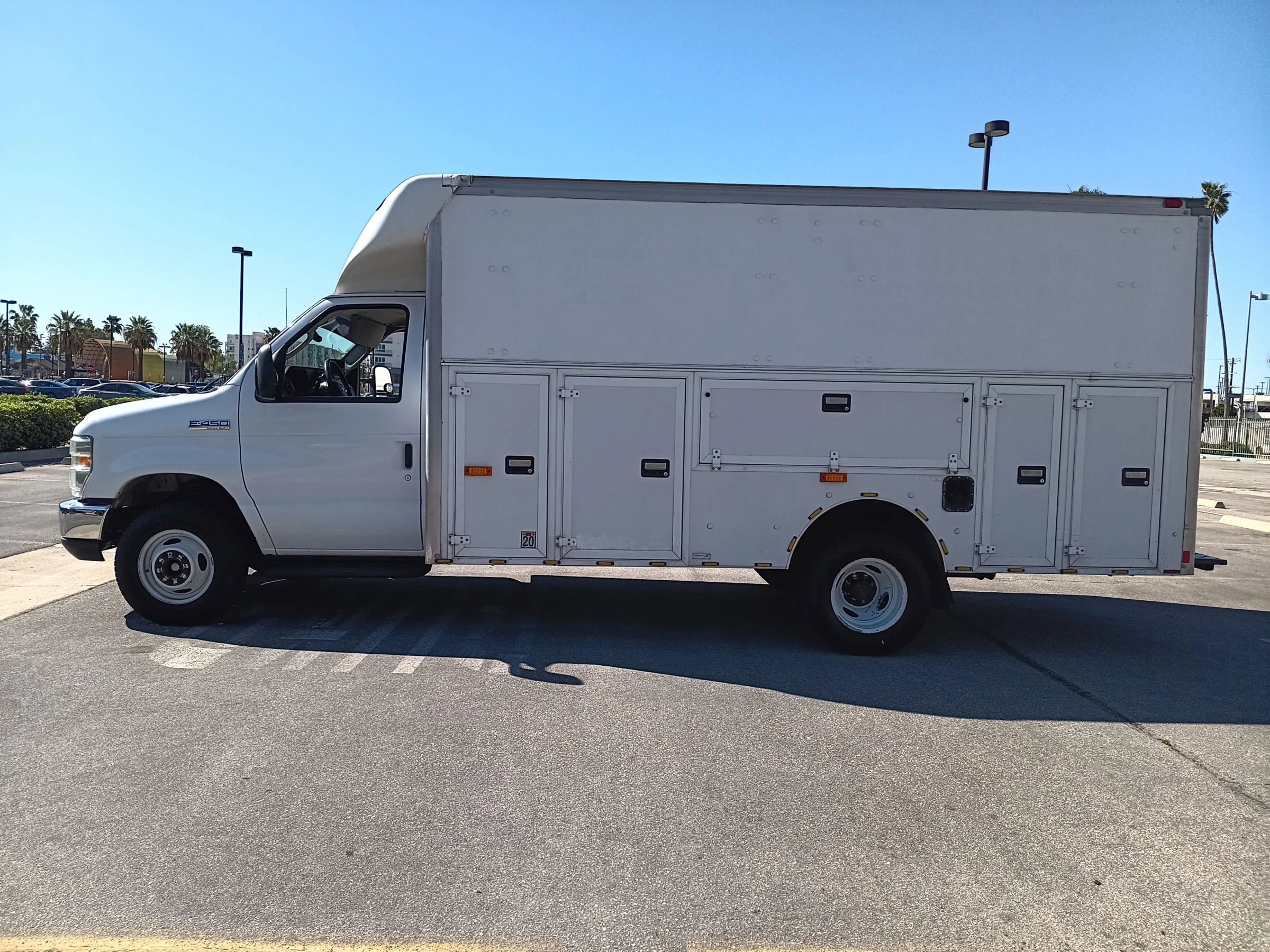 Used 2013 Ford E-450 and Econoline 450 Super Duty w/ Interior Upgrade Pkg RWD image 6