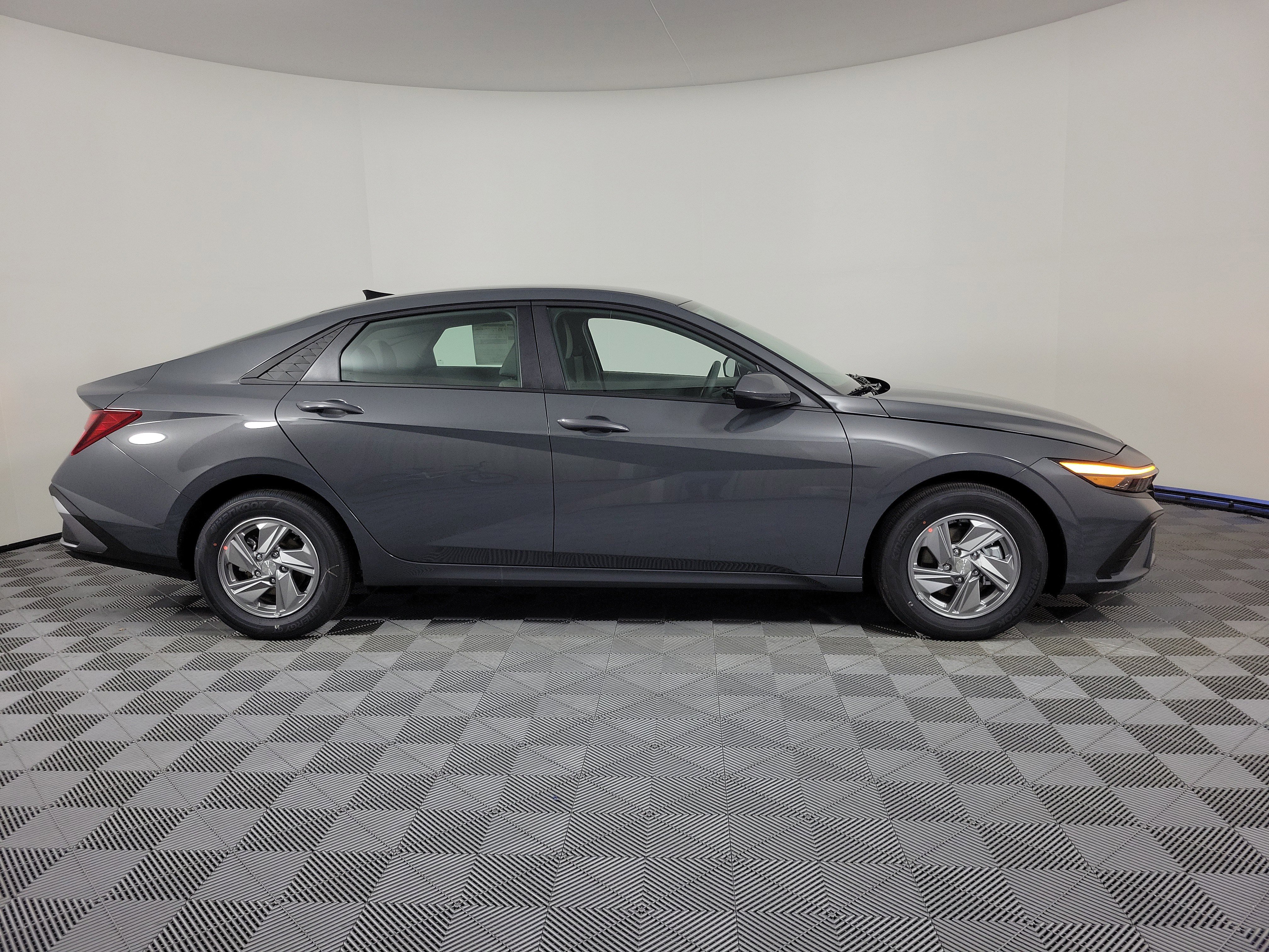 New 2026 Hyundai Elantra SE image 2