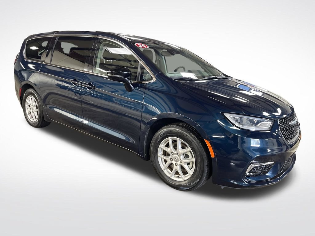 Used 2024 Chrysler Pacifica Touring-L FWD image 8