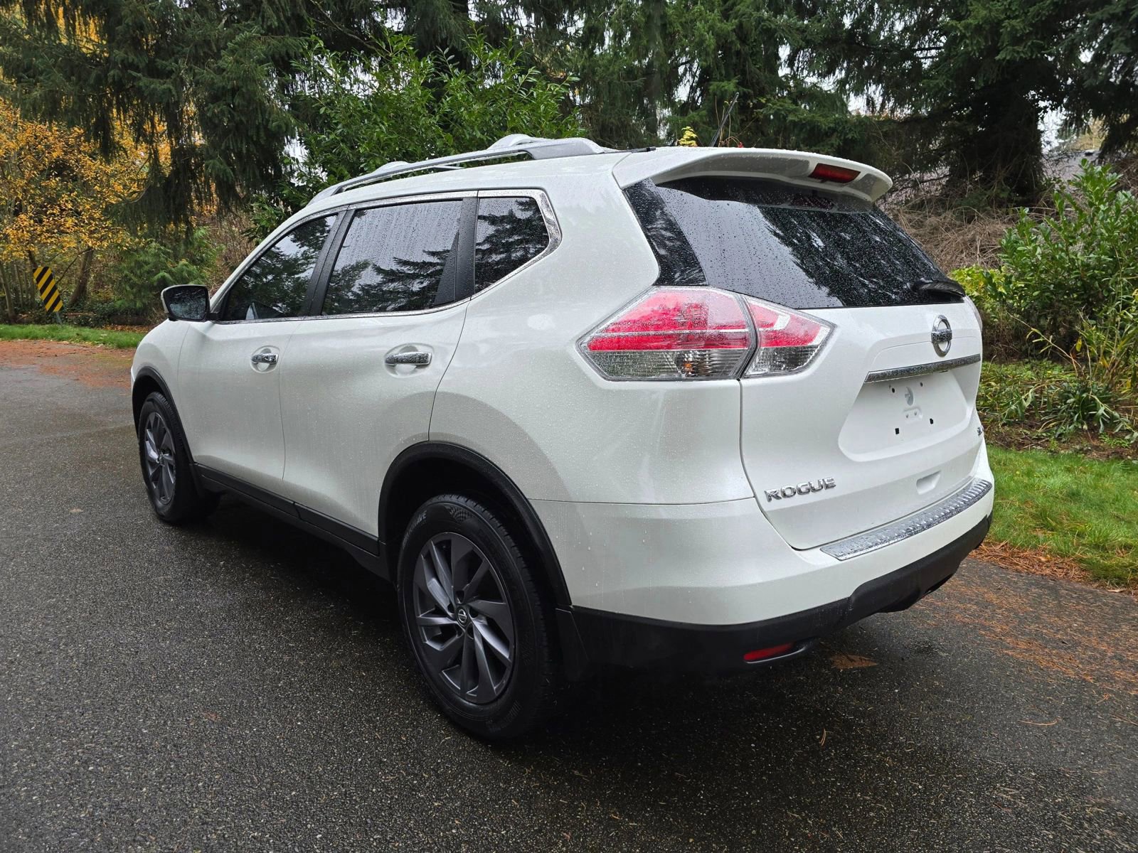 Used 2016 Nissan Rogue SL w/ SL Premium Package image 3