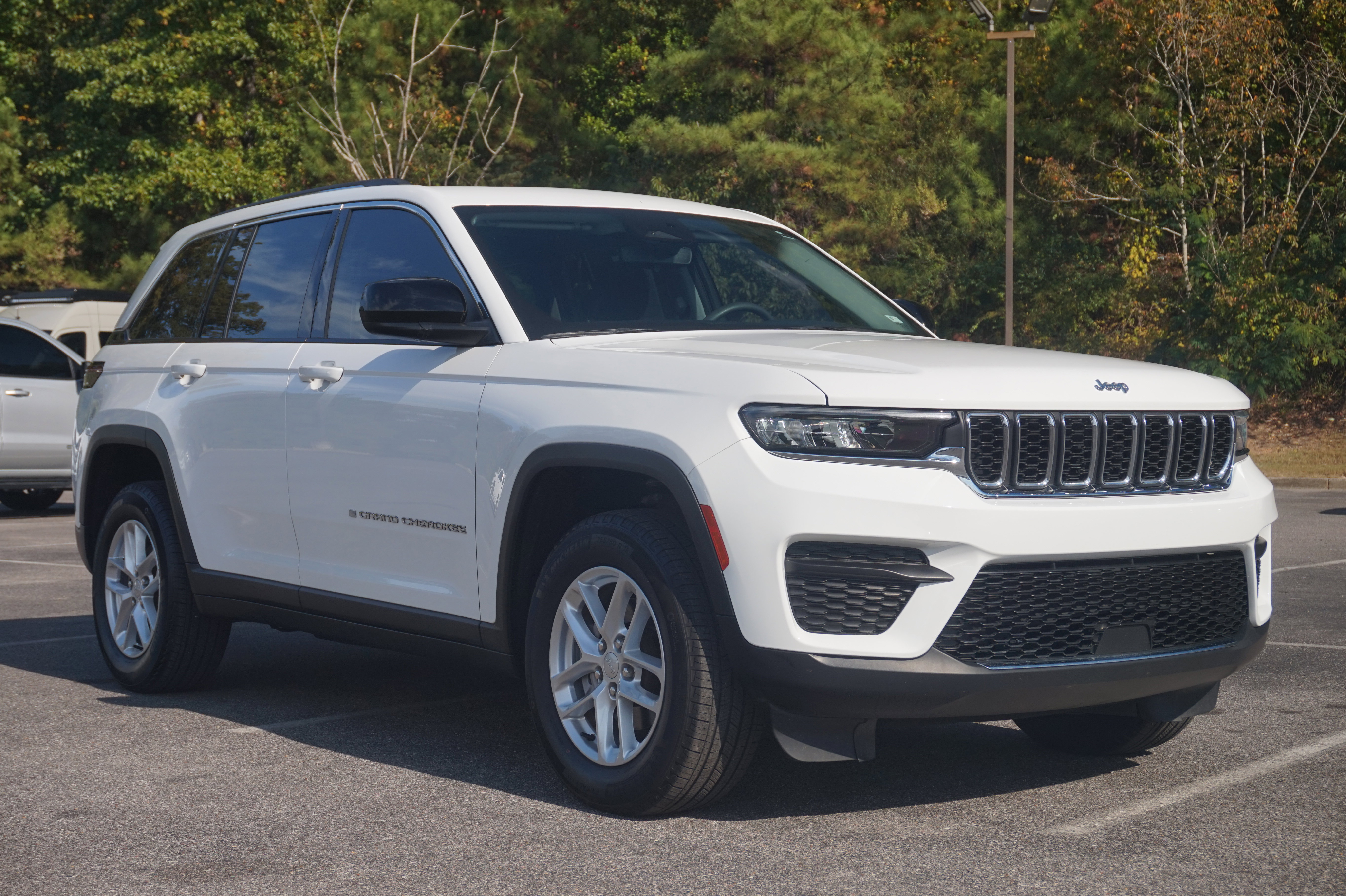 Used 2023 Jeep Grand Cherokee Laredo w/ Luxury Tech Group I image 11