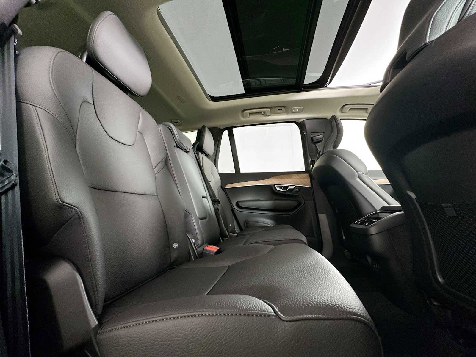 Used 2025 Volvo XC90 B6 Plus w/ Protection Package Premier image 24