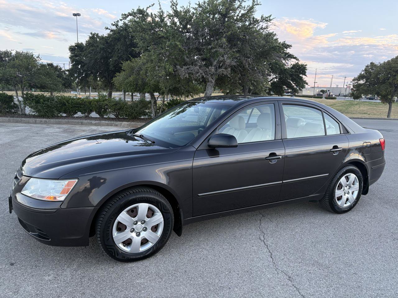 Used 2010 Hyundai Sonata GLS FWD image 2